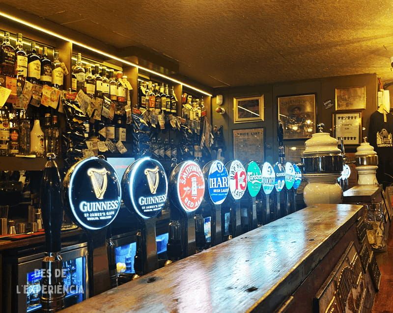 Cerveses al pub a Dublín